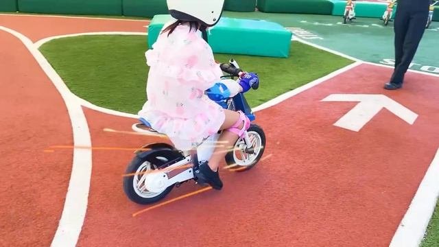 Pink vs Blue Challenge! !  Let's play the exercise game.