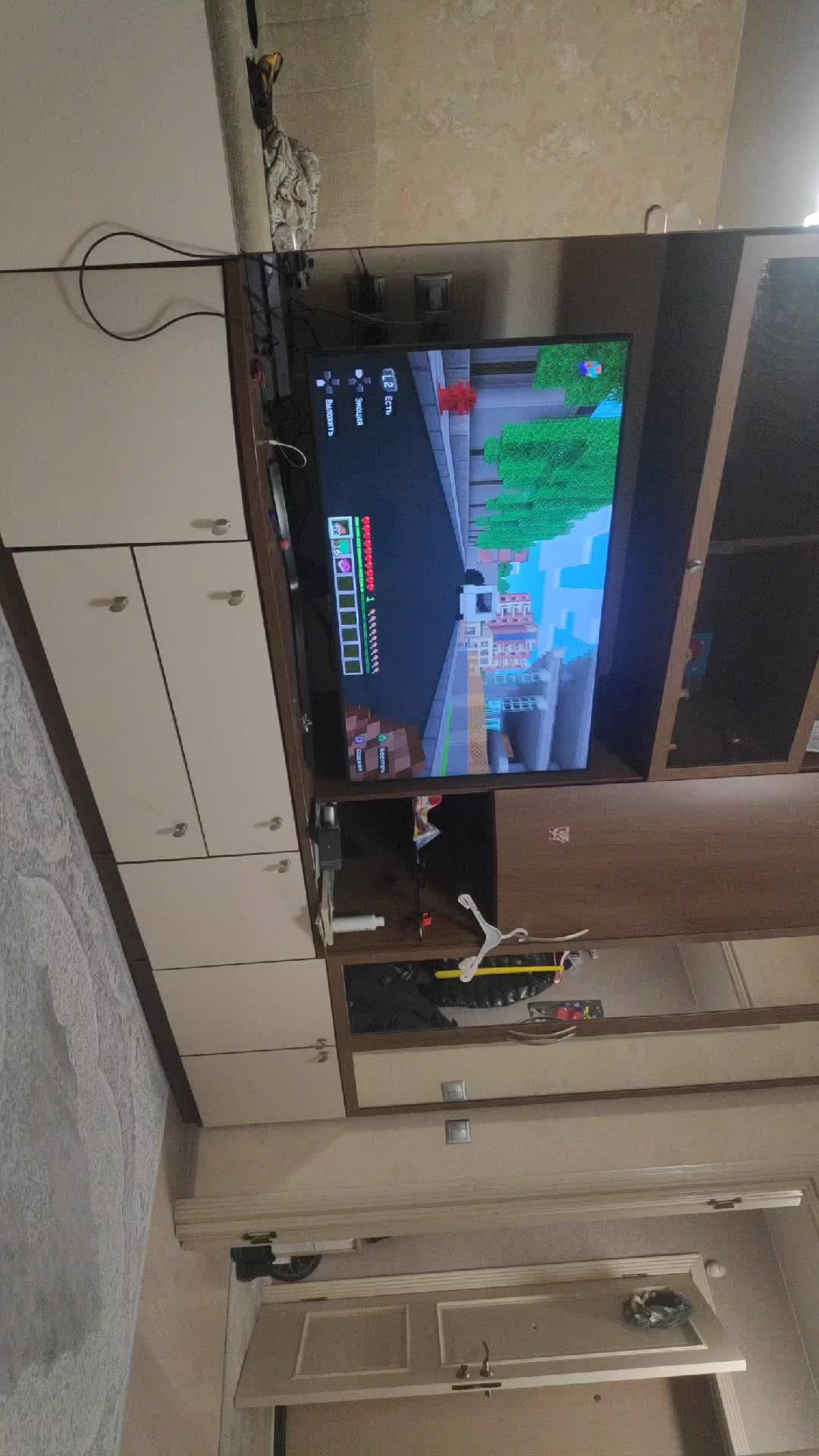 мой брат играет в Майнкрафт