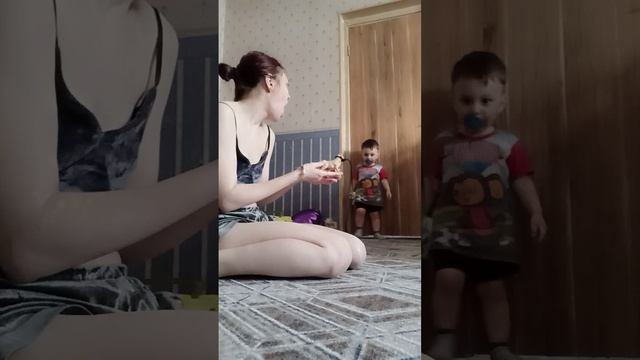 Сынок выгуливает игрушечную собачку на поводке