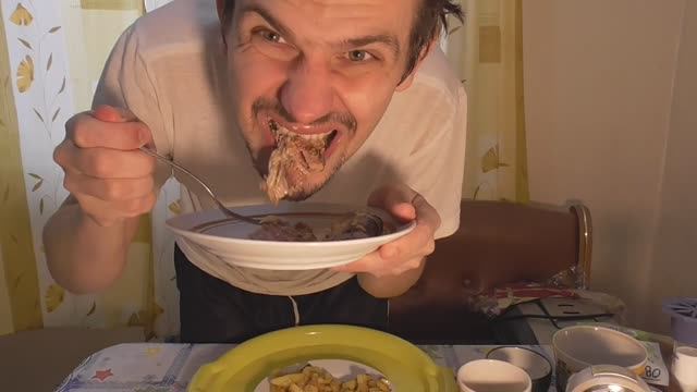 ОБЖОР ЖАРЕНАЯ КАРТОШКА С ЛУКОМ САЙРА ВКУСНЫЕ КОНСЕРВЫ СЛАБОНЕРВНЫМ НЕ СМОТРЕТЬ