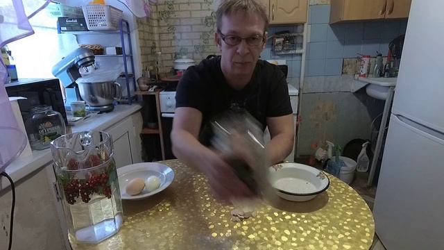 Как быстро почистить яйца водой.