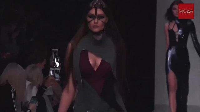 Выход на подиум модели Элис Олейник