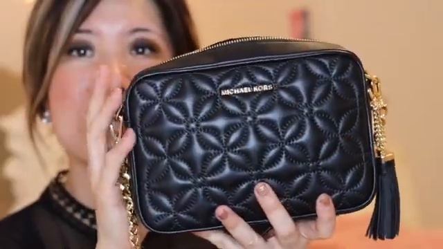 MICHAEL KORS CAMERA BAG MEDIUM/ WHAT'S IN MY BAG/ COMPARISON TO CHANEL/ MODELING SHOTS