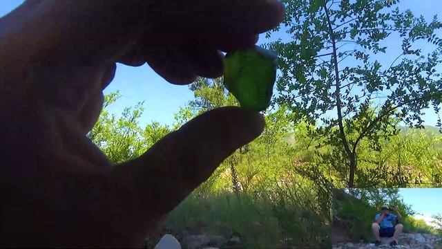 Помою зелёный изумруд в воде 1