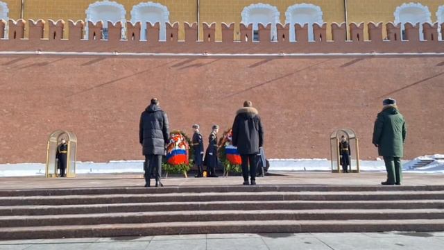 Поклонники Юрия Шатунова аэпочтмли Память всех павших в Великой Отечественной и возложили цветы..