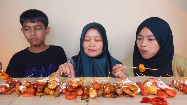 PAKE SAOS SAMYANG⁉🔥 MUKBANG SATE SEAFOOD BARENG MAMA & ADIK | NO CUT NO EDIT