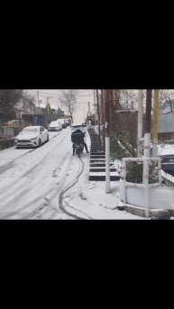 В горку по снегу на мото #рек #прикол #юмор #доставка #смех #шортс #мопед #курьер