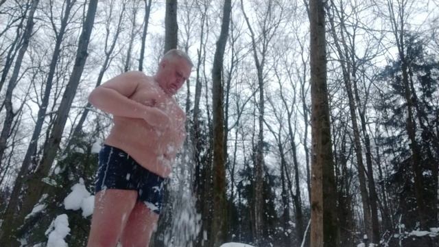 Закаляюсь снегом. 22.02.2025. На улице -1 градус.