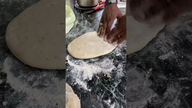 Haldiram Ki Namkeen Se Bana Kulcha | Ghaziabad Me Mila Amritsari Kulcha | Huge Kulcha At Ghaziabad