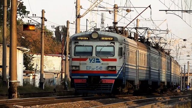 Отправление электропоезда ЭР9М-541 от станции Беличи