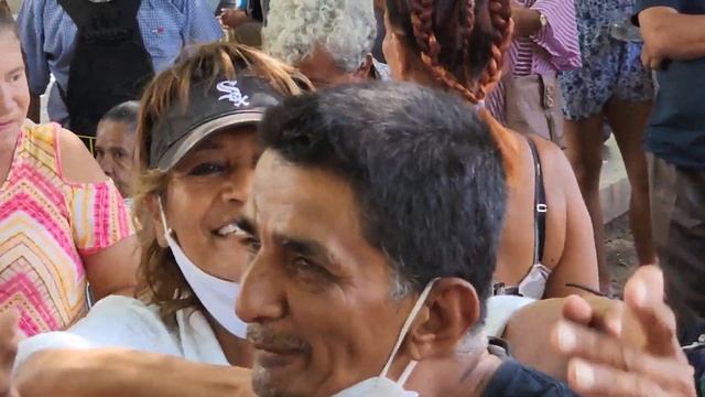 DOS GARGAMEL TENEMOS EN LA PLAZA BAILANDO 🕺 LA CUMBIA DE LOS PITUFOS