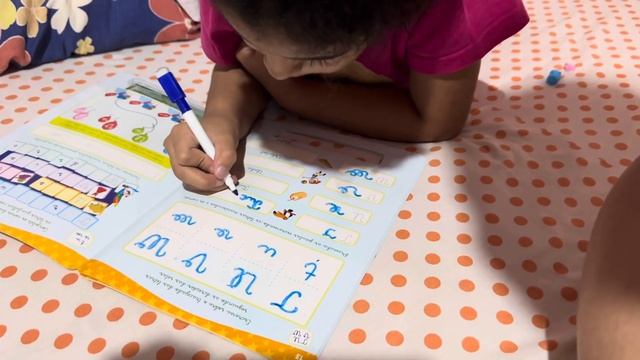 Ensinando ARUNA sobre as letras cursivas