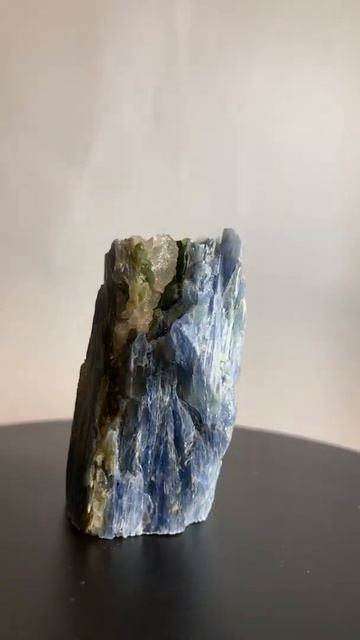 【鉱物・鉱石・mineral】藍晶石・カイヤナイト・kyaniteがただ回るだけ【石・stone】