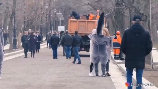 ВЗРЫВНОЙ ПРАНК ОТ ЭДВАРДА БИЛА! СУМАШЕДШИЙ ПРАНК НАД ЛЮДЬМИ В ПАРКЕ!