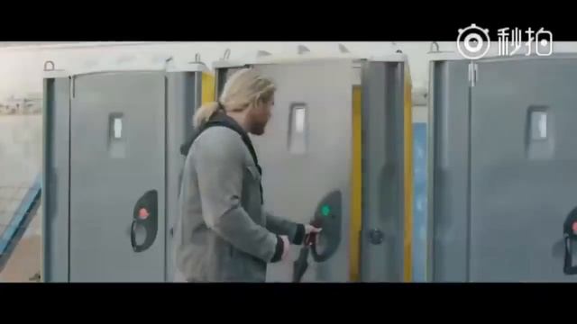 Thor Ragnarok   Loki locked in the street toilet   Deleted scene