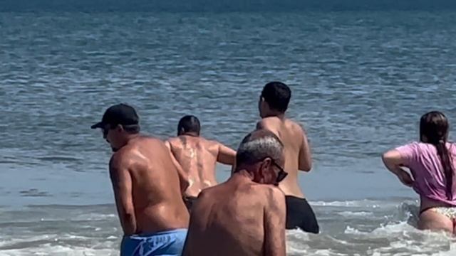 В океане волны на столько сильные,что оставляют некоторых без трусов 🤭голые ягодицы,красотки. Жара