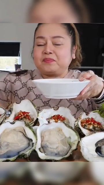 Fresh Thai Sauce and Giant Oyster