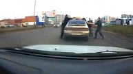 Запрыгнул на машину убегая от полиции