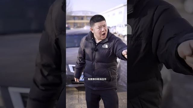 窮奶奶在街上撿瓶子，孫子遇到了對奶奶破口大罵，結果回家被父親教育！【思达林】