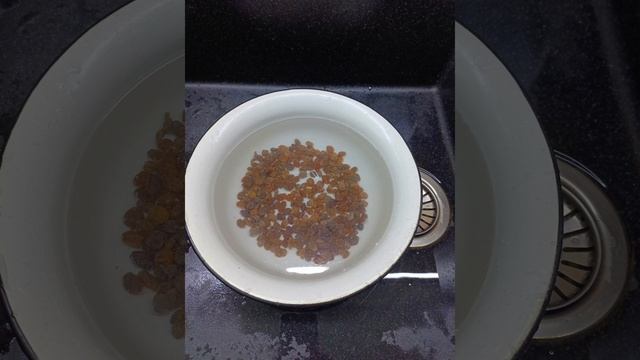 Перловая каша с изюмом.
