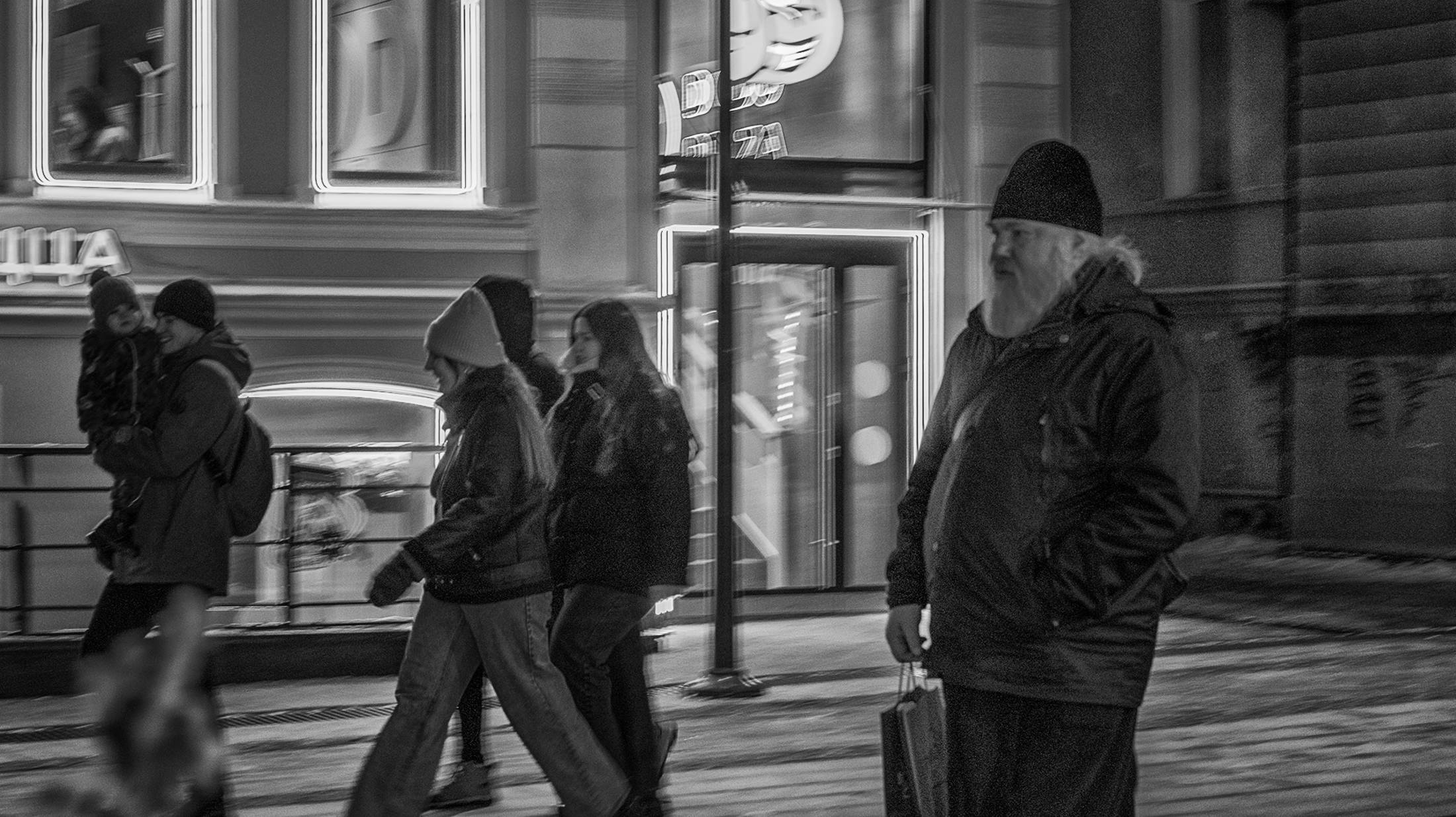 "МЫ ПРОСТО ПЛЕННИКИ СОБСТВЕННЫХ ГРЁЗ"... (Фото Вл. ГРОМОВА (Н. Новгород) - Поёт Сергей ТРОФИМОВ)