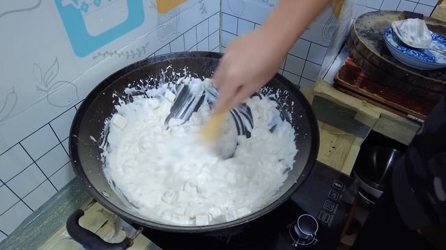 趁著芋頭便宜兩兄弟做芋頭糕吃，蒸前抹上一層紅蔥醬，出鍋滿屋子飄香Taro cakes【我是杰少】