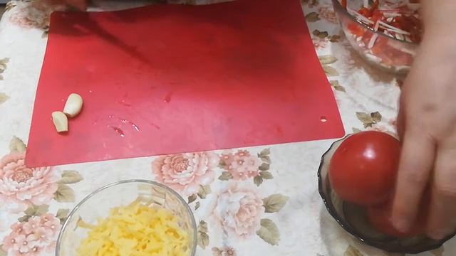 Праздничный салат с крабовыми палочками, помидо