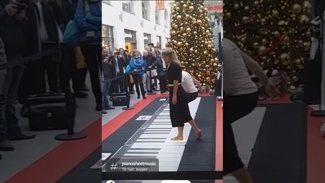 Виртуозы огромного пианино