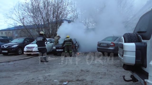 Ночное возгорание автомашины за ТЦ “Союз” в Сургуте