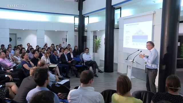 Financial Services Digitalization: Stakes and Perspectives