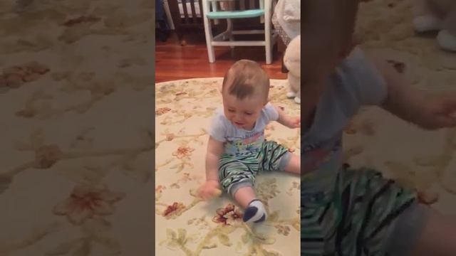 малой ест лимон, ржака смотреть до конца