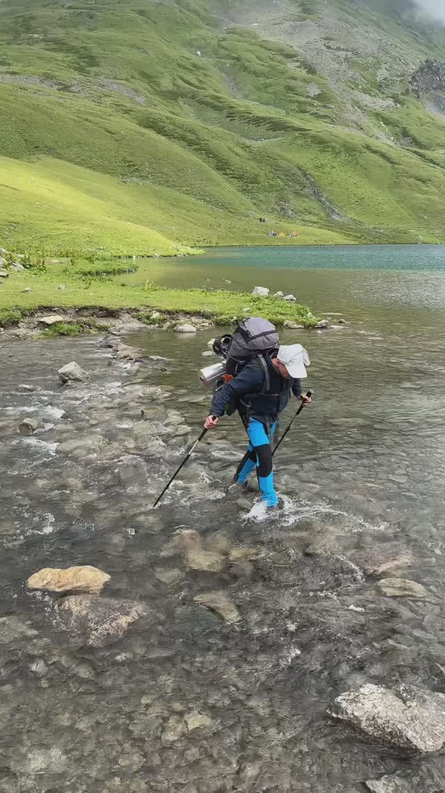 Настоящий турист не боится намочить ботинок!💪