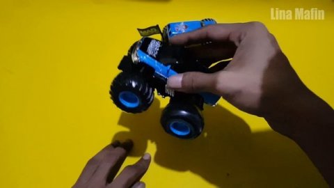 Maisto Earth Shocker & Hotwheels Monster Jam Diecast