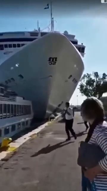 Герой?! Позже жители города вышли на протест против захода таких больших лайнеров в Венецию