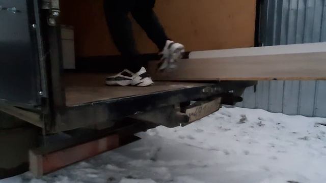 Максим неудачно залез в Газель.