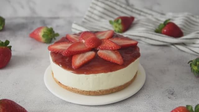 Как приготовить легкий и быстрый тортик с клубникой.