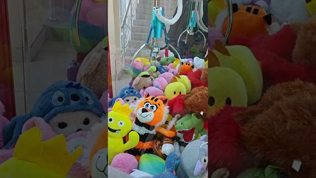 Просто нереально подхватить игрушку, а у вас получалось?