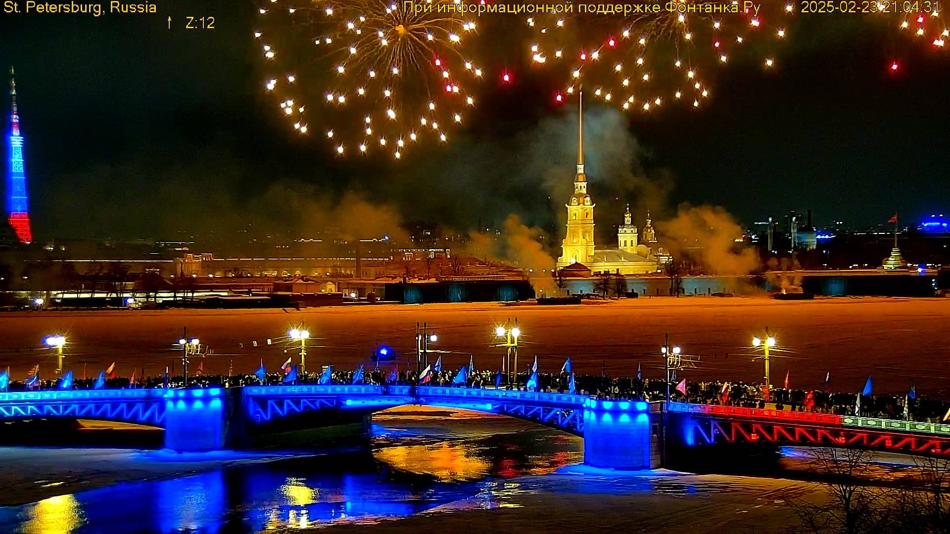 Фейерверк в небе Санкт-Петербурга и залпы праздничного салюта в День защитника Отечества 23 февраля
