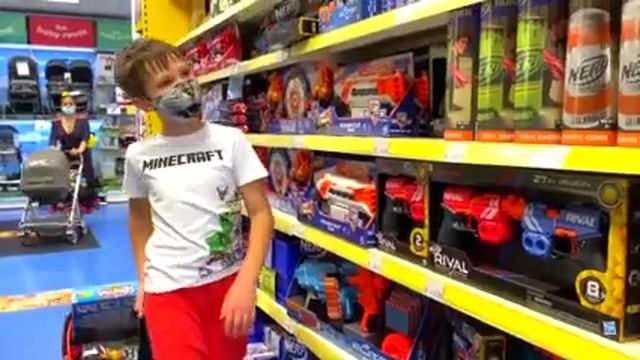 Катя и Макс едут с папой в игрушечный магазин