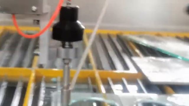 Как сделать отверстия на стекла гидроабразивной резкой на станке.