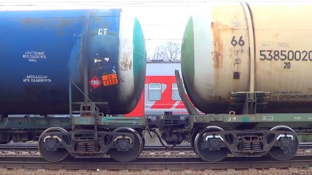 "Между цистернами!" ЧС7-205 с фирменным поездом №50 "Москва - Екатеринбург"