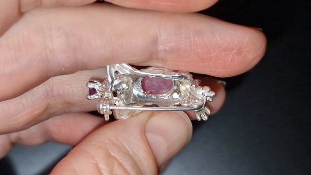 Серебряная брошь Лягушонок со звёздчатым рубином