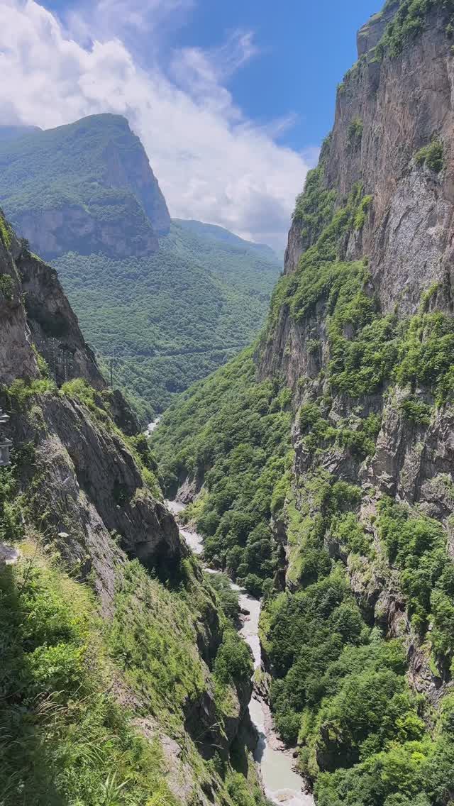 Кавказ, Черекская теснина или пропасть, глубиной в несколько сотен метров