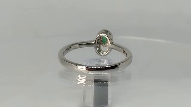 Кольцо с бразильским изумрудом 0.25ct (5х3мм) и фианитами, лампы