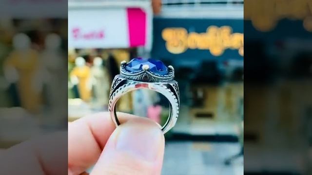 Мужское серебряное кольцо с красивым синим камнем с крапановой закрепкой и люфтовым вырезом