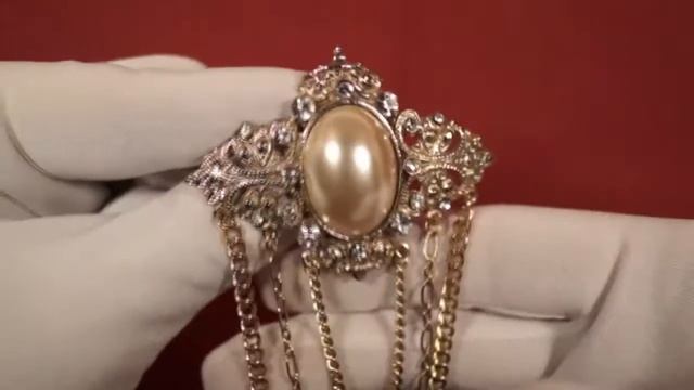 Жемчужная брошь с цепочками – БРОШКА С ЖЕМЧУГОМ И ЦЕПОЧКАМИ / Brooch with chains - BROOCH WITH PEAR