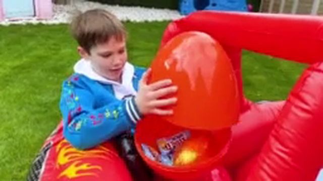 Катя хочет выиграть в челлендже с яйцами