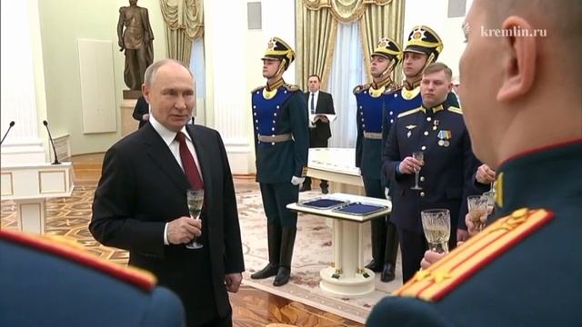 Путин пообщался с участниками спецоперации по завершении торжественной части церемонии награждения.