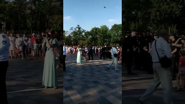 Генерал устроил в центре Мариуполя дискотеку