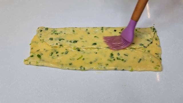Взбейте зеленый лук с яйцом, и вы будете в восторге от результата! Вкуснятина к чаю за копейки!